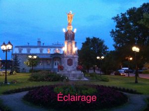 Éclairage d'une statue le soir-Éclairage intérieur et extérieur à Saint-Augustin-de-Desmaures - Marois Electricien Québec